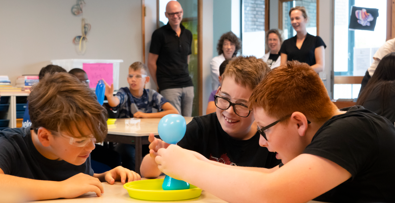 Kids blowing up balloons with a baking soda and vinegar reaction experiment